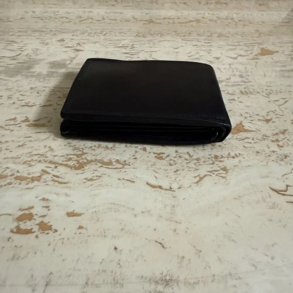 Black leather Men’s bifold wallet Mclean leather center *please read description